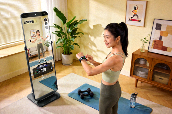 家庭场景中，用户使用智能健身设备进行AI指导下的锻炼